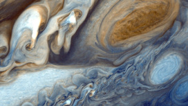 В атмосфере Юпитера постоянно происходит движение. В ней бушуют бури и молнии, циклоны и антициклоны.