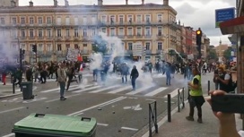 Во Франции тысячи людей бунтуют против санитарных пропусков