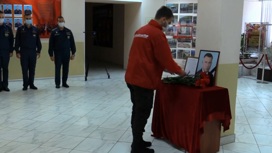 Жители Смоленска несут цветы к стихийному мемориалу погибшему главе МЧС