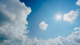 Солнечный свет необходим для нормального синтеза витамина D в коже, однако при этом повышает риск возникновения рака.