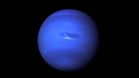 Это изображение Нептуна получено из снимков, сделанных через зеленый и оранжевый фильтры на узкоугольной камере "Вояджер-2".