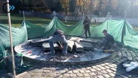Львовские националисты уничтожили монумент на Марсовом поле