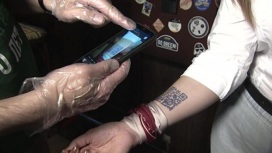 "О дивный новый мир": новосибирцы просят тату-мастеров набить им QR-коды