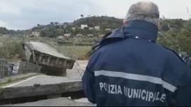 Разбушевавшаяся стихия разрушила мост в Италии