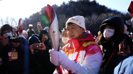 Джеки Чан пронес олимпийский факел по Великой китайской стене