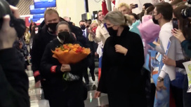 Олимпийская чемпионка Камила Валиева вернулась в Москву в обнимку с подушкой