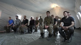 Украинским пленным передали сборник о зверствах бандеровцев