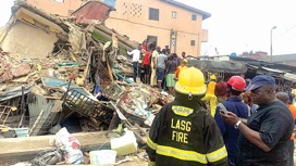 Аварийное здание рухнуло в Нигерии, погибли 10 человек