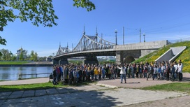 В День Волги в Твери 134 юных музыканта исполнили песню Людмилы Зыкиной "Течет река Волга"