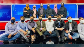 Афганские телеведущие-мужчины закрыли лица в знак протеста
