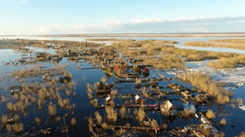 Полноводная Лена: десятки домов в Якутии ушли под воду