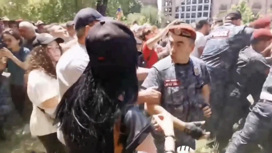 В Ереване столкнулись полиция и митингующие