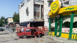 В Новосибирске водитель "Жигулей" протаранил павильон "Подорожника" и скрылся
