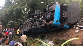 В Мексике туристический автобус рухнул в овраг, есть погибшие
