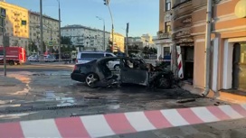 Авария на Зубовском бульваре: "Мерседес" врезался в стену дома
