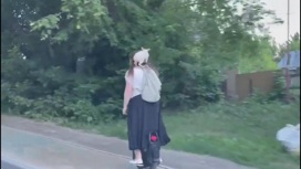 В Новосибирске ехавшая на моноколесе с белым сфинксом на плечах девушка удивила горожан