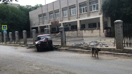 Водитель “Жигулей” снёс забор школы в Астрахани и скрылся