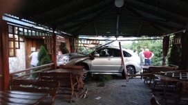 Иномарка въехала в летнее кафе во Пскове, пострадали три человека