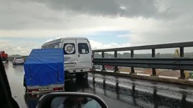 Пробка на мосту: в Волгограде маршрутка столкнулась с прицепом
