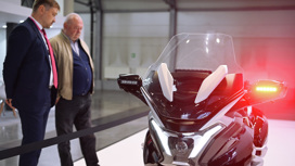Роботы-канатоходцы и мотоцикл Aurus: что показали на "Иннопроме"