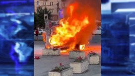 В центре Новосибирска автомобиль Mercedes-Benz загорелся во время движения