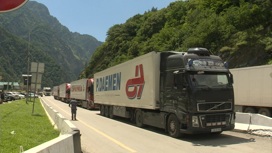 На российско-грузинской границе образовалась огромная автомобильная пробка