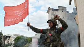 Стало известно имя бойца, водрузившего Знамя Победы над Лисичанском