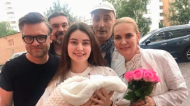 Дочь Алены Яковлевой и Кирилла Козакова выписали из роддома