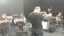 Хэйхэский оркестр репетирует "Прощание славянки" к акции "Цветы на воде"