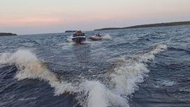 Житель Санкт-Петербурга перевернулся на лодке на озере Выгозеро в Карелии