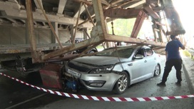 В Екатеринбурге металлоконструкция раздавила машину с людьми