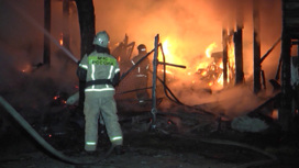 Два частных дома загорелись ночью в Екатеринбурге