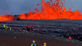 Рядом со столицей Исландии извергается вулкан