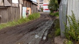Жители улицы Холмогорской в Архангельске бьют тревогу – их двор атакуют фуры