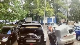 В Москве пьяный мужчина раскурочил урной более десятка автомобилей