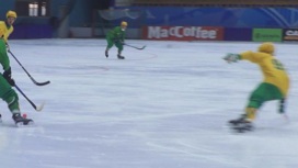 Игроки архангельской хоккейной команды "Водник" впервые в новом сезоне вышли на большой лёд