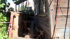 В шахтёрском поселке Челябинской области люди живут в дырявых домах, наполовину просевших в землю