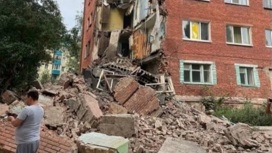 Момент обрушения дома в Омске попал на видео