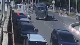 Женщина-курьер погибла под колесами грузовика в Москве