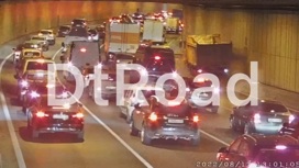 На видео попал момент массового ДТП с грузовиком в Лефортовском тоннеле