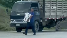 В Колумбии перевернулся грузовик с пивом
