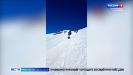 Сотрудники Эльбрусского высокогорного отряда спасли альпиниста на высоте 5300 метров