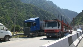 Огромная очередь из грузовиков растянулась по всей Северной Осетии