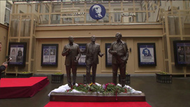 Памятник Василию Лановому, Владимиру Этушу и Юрию Яковлеву появился у Театра имени Вахтангова