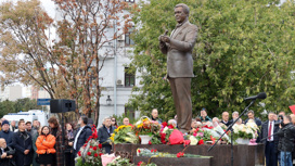 Памятник Иосифу Кобзону установили в центре Москвы