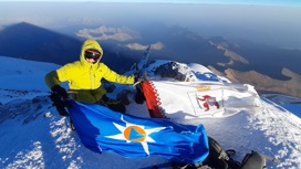 Сотрудники МЧС по Марий Эл подняли флаг республики над вершиной Эльбруса