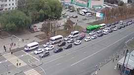 Автобус с пассажирами врезался в легковушку в Челябинске