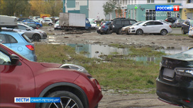 Петербургские дворы по-прежнему заполнены припаркованными личными автомобилями