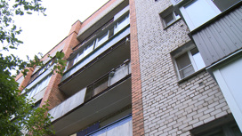Жильцы псковской многоэтажки на ул. Машинистов пытаются добиться ремонта облицовки балконов