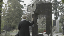 На могиле Владимира Меньшова установили памятник